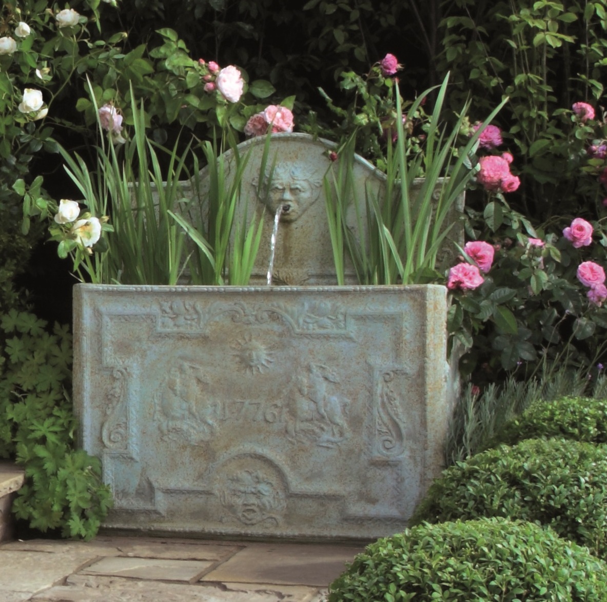 Mein Garten Mit Schonen Brunnen Gartenhausern Outdoor Teppichen